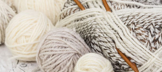 Apprendre à tricoter avec un kit tricot